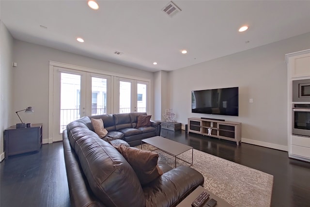 living room featuring dark wood finished floors, visible vents, recessed lighting, and baseboards