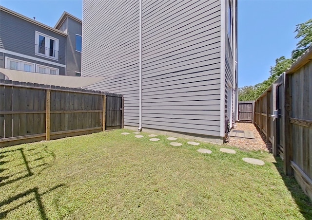 view of yard featuring a fenced backyard