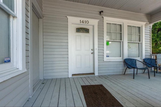 property entrance featuring a porch