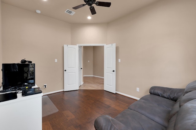 living room with wood finished floors, a ceiling fan, visible vents, baseboards, and recessed lighting