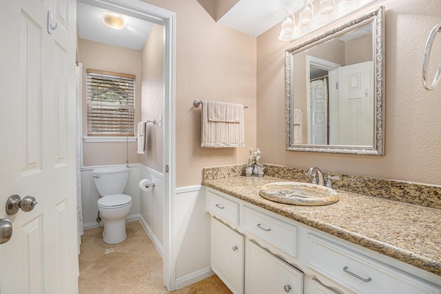 full bathroom featuring toilet, vanity, and baseboards