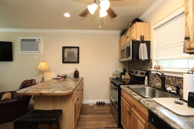 kitchen with ornamental molding, a sink, backsplash, stainless steel appliances, and a peninsula