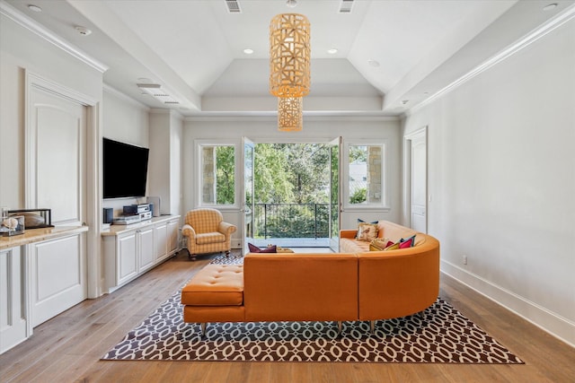 living area featuring baseboards, recessed lighting, vaulted ceiling, light wood-style floors, and crown molding