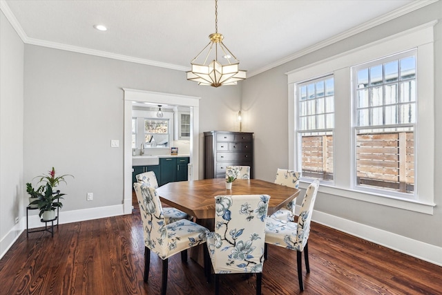 dining room with recessed lighting, baseboards, dark wood-style flooring, and crown molding