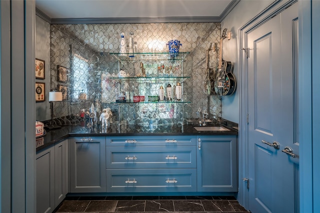 2131 Brentwood Dr, Houston, TX 77019 - indoor wet bar featuring tasteful backsplash