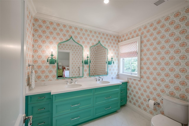 2131 Brentwood Dr, Houston, TX 77019 - bathroom featuring wallpapered walls, toilet, double vanity, baseboards, and crown molding