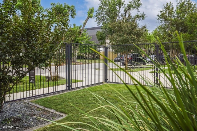 1035 Rutland St, Houston, TX 77008 - view of gate
