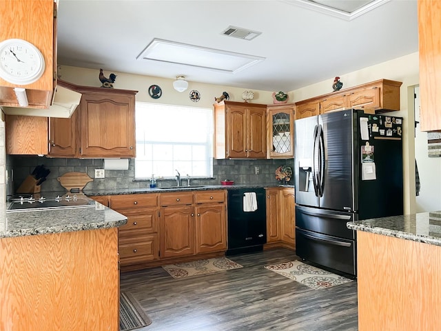 518 Lcr 902, Jewett, TX 75846 - kitchen with dark wood-style floors, a sink, tasteful backsplash, visible vents, and black appliances