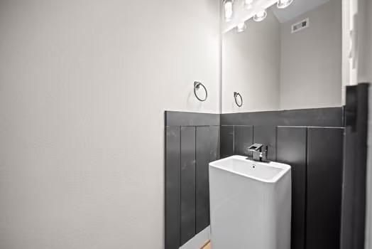 8120 Colonial Ln, Houston, TX 77051 - bathroom with visible vents