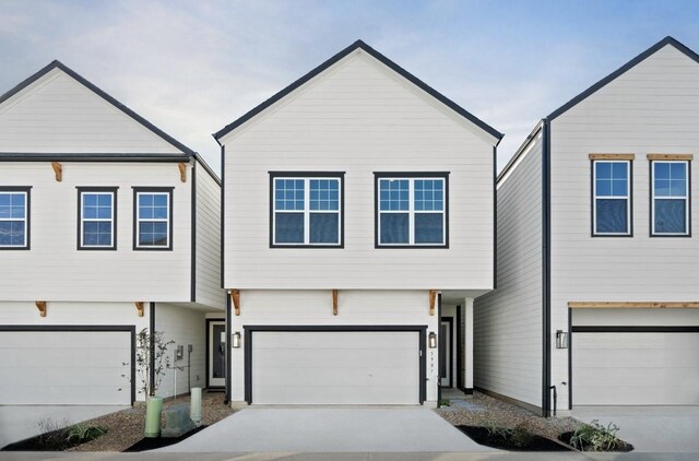 view of front of house featuring a garage and driveway