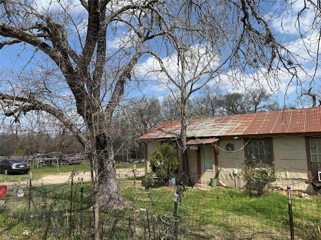 view of front of property featuring fence