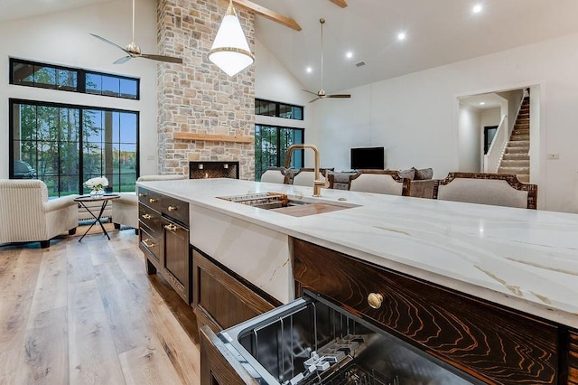kitchen featuring a sink, open floor plan, and ceiling fan
