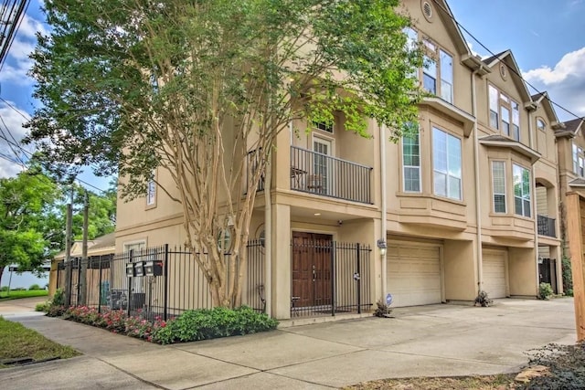 207 Knox St, Houston, TX 77007 - view of property with an attached garage, driveway, and a fenced front yard