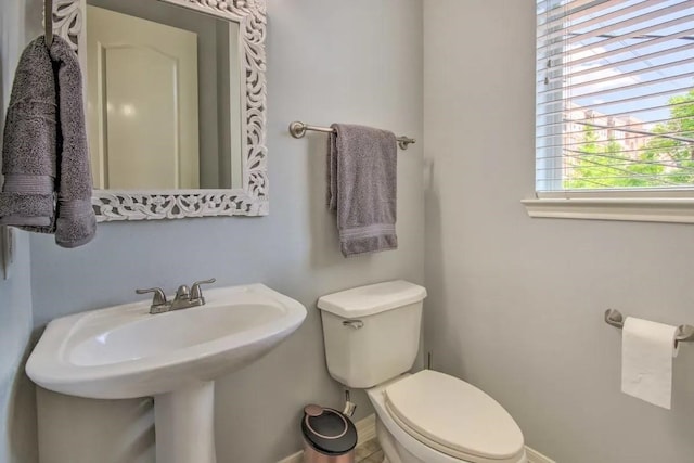 207 Knox St, Houston, TX 77007 - bathroom with toilet, baseboards, and a sink