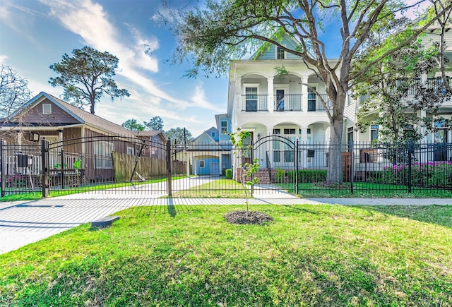 805 Columbia St, Houston, TX 77007 - view of front facade featuring a balcony and a gate
