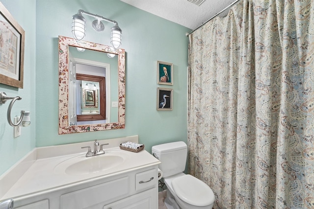 22102 Pecos Dr, Galveston, TX 77554 - full bathroom featuring visible vents, curtained shower, toilet, vanity, and a textured ceiling