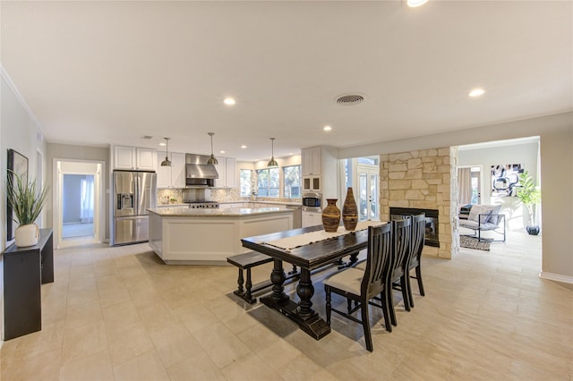 dining space featuring visible vents, recessed lighting, a fireplace, and baseboards