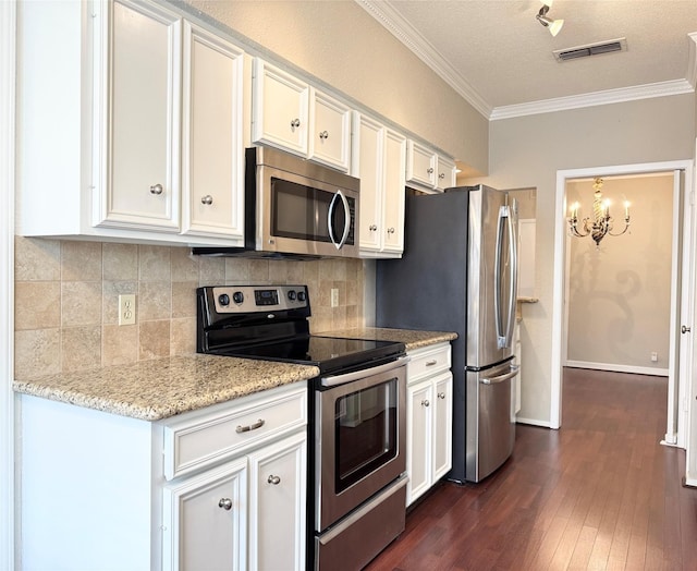 2323 Augusta Dr Unit 36, Houston, TX 77057 - kitchen featuring stainless steel appliances, crown molding, a chandelier, white cabinets, and dark wood finished floors
