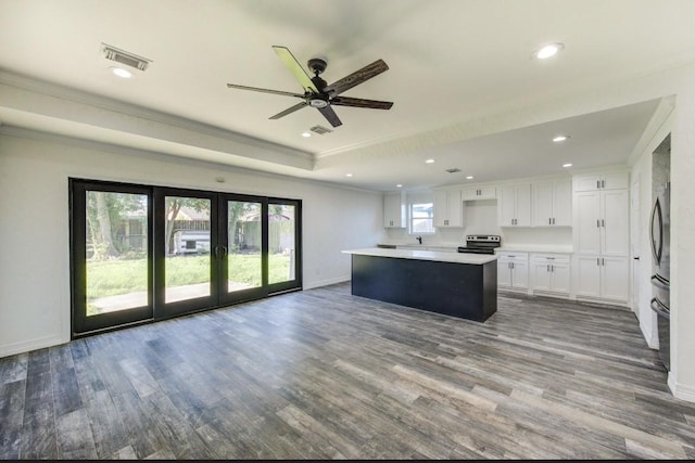 kitchen featuring visible vents, stainless steel electric range oven, a ceiling fan, dark wood-style floors, and a kitchen island
