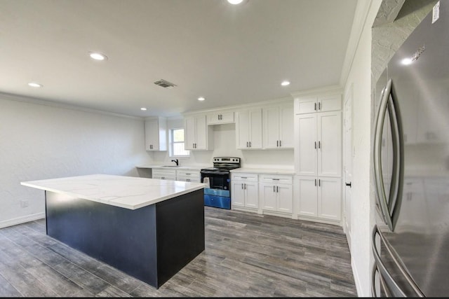 kitchen with a sink, freestanding refrigerator, range with electric cooktop, crown molding, and dark wood-style flooring