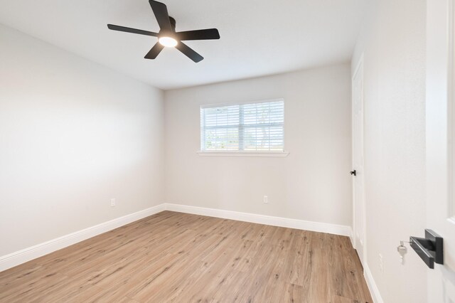 unfurnished room featuring light wood-style floors, baseboards, and ceiling fan