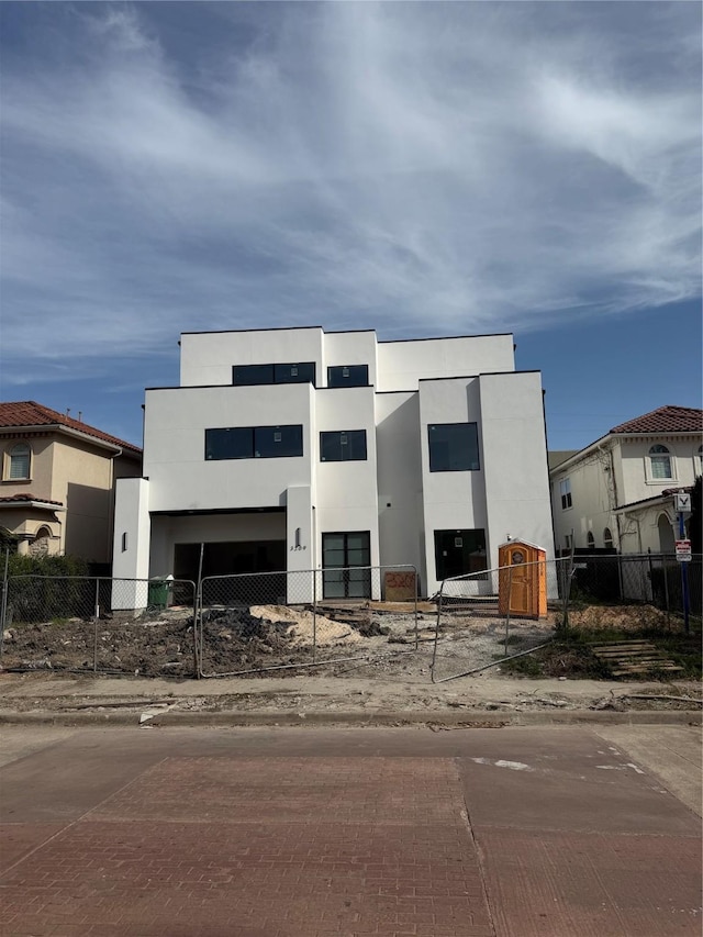 3209 Mcculloch Cir, Houston, TX 77056 - view of front of property featuring stucco siding and fence