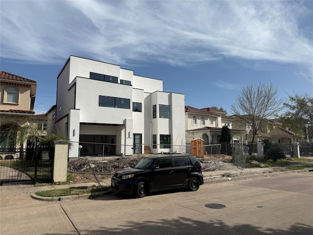 3209 Mcculloch Cir, Houston, TX 77056 - view of front of house with stucco siding and a fenced front yard
