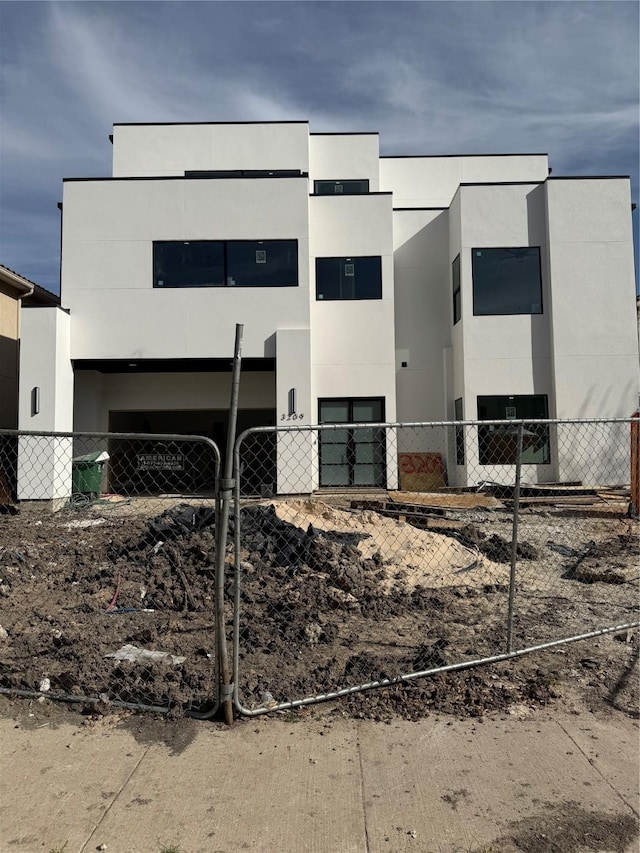 3209 Mcculloch Cir, Houston, TX 77056 - view of front facade featuring stucco siding and fence