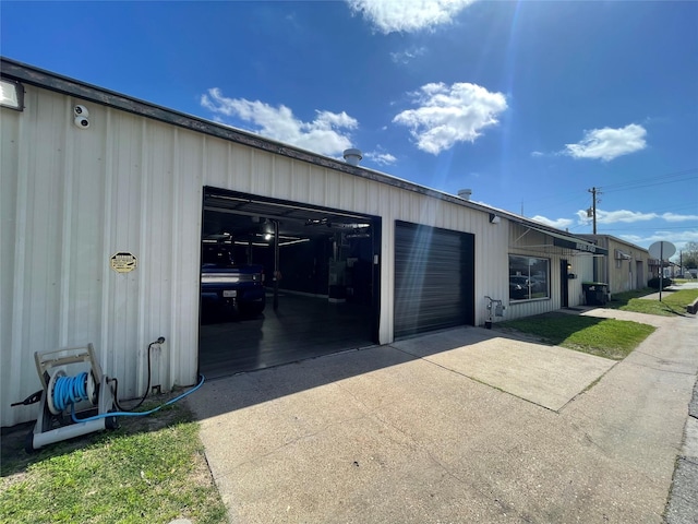 105 S 2nd St, Richmond, TX 77469 - garage featuring driveway