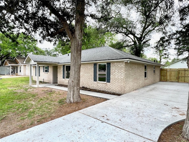 813 Cedar Lawn Dr, Alvin, TX 77511 - view of front of home featuring a front lawn, fence, brick siding, and roof with shingles