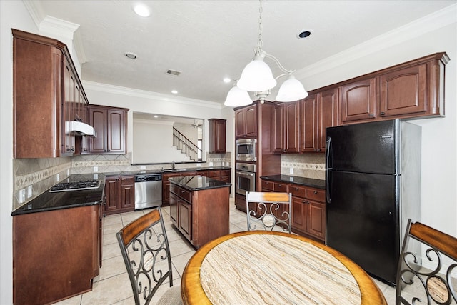 3031 Royal Oaks Grv, Houston, TX 77082 - kitchen featuring stainless steel appliances, a sink, dark countertops, decorative backsplash, and crown molding