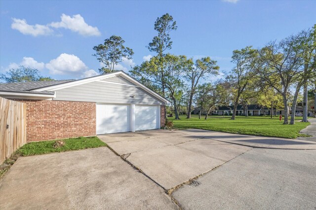 101 Royal Ct, Friendswood, TX 77546 - garage featuring concrete driveway
