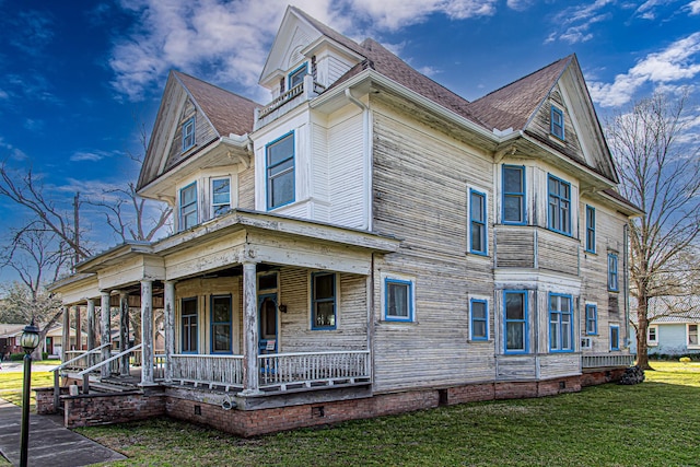 406 7th St, Sealy, TX 77474 - view of front of house with crawl space, a front lawn, and covered porch