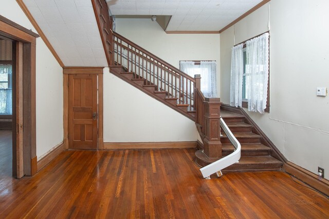 406 7th St, Sealy, TX 77474 - stairs featuring wood finished floors, a wealth of natural light, crown molding, and baseboards