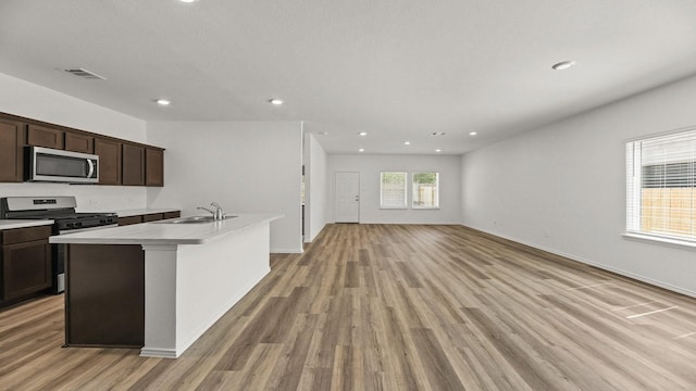 kitchen with visible vents, recessed lighting, a sink, stainless steel appliances, and light wood finished floors
