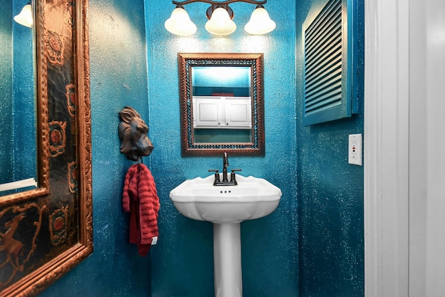 11525 Burdine St Unit 421, Houston, TX 77035 - bathroom featuring a textured wall