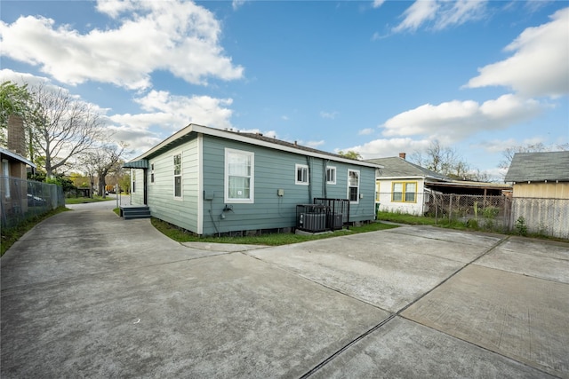 1719 Lombardy St, Houston, TX 77023 - back of house featuring fence and concrete driveway
