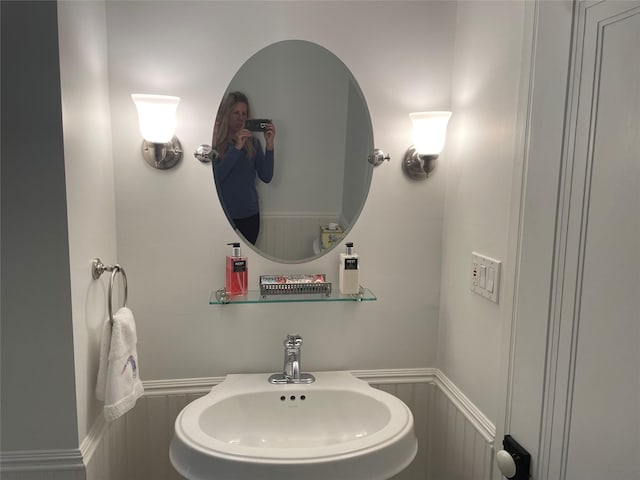 bathroom featuring a sink and wainscoting