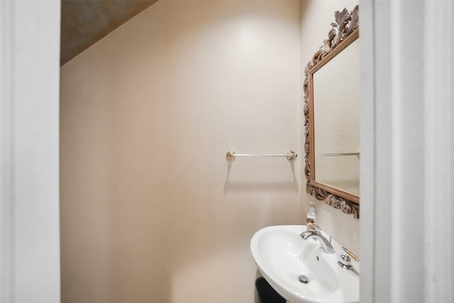 2112 Mcduffie St, Houston, TX 77019 - bathroom with a sink