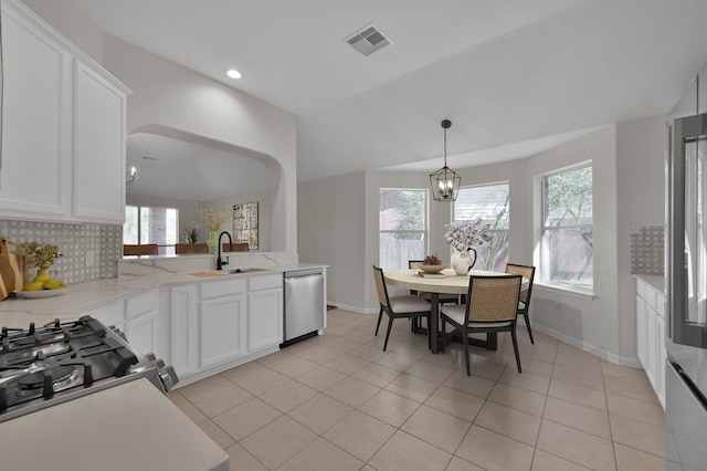 82 S Regan Mead Cir, Montgomery, TX 77382 - kitchen with stainless steel appliances, a sink, plenty of natural light, baseboards, and recessed lighting