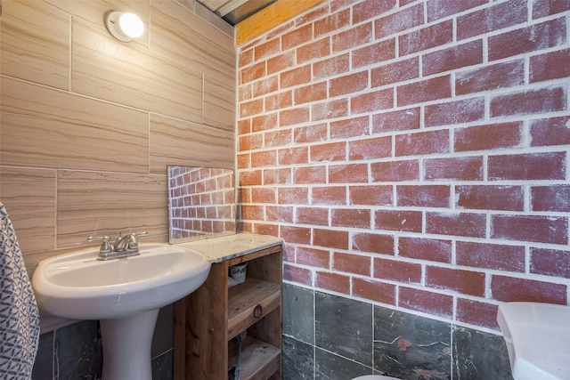 6009 Crane St, Houston, TX 77026 - view of bathroom