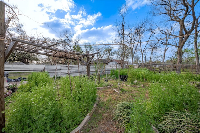 6009 Crane St, Houston, TX 77026 - view of yard featuring a fenced backyard