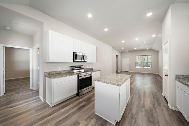 5899 Skylane Dr, Montgomery, TX 77316 - kitchen with stainless steel appliances, lofted ceiling, wood finished floors, a kitchen island, and recessed lighting