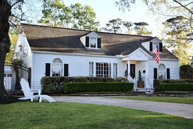 834 Lamonte Ln, Houston, TX 77018 - cape cod home featuring roof with shingles and a front lawn