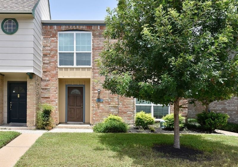 view of front of property featuring a front yard and brick siding