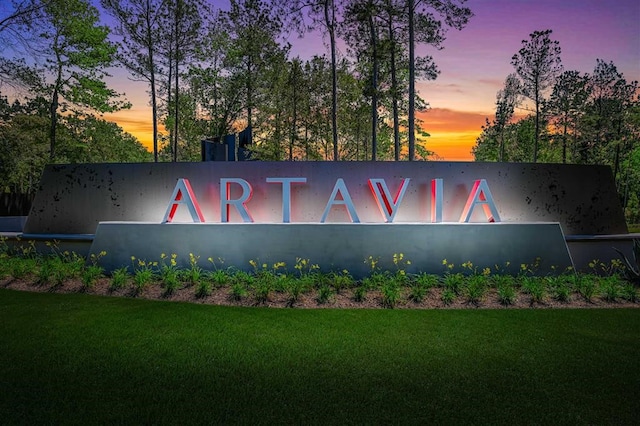 community sign with a yard