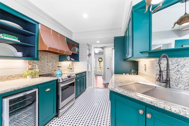 15407 Oaklawn Park Dr, Houston, TX 77069 - kitchen with stainless steel range with electric cooktop, beverage cooler, open shelves, custom exhaust hood, and decorative backsplash