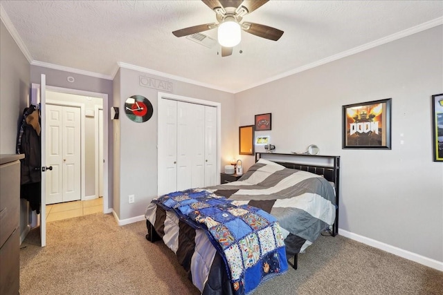 bedroom featuring ceiling fan, carpet floors, baseboards, ornamental molding, and a closet
