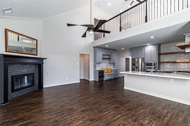 kitchen with dark wood-style flooring, appliances with stainless steel finishes, ceiling fan, and gray cabinets