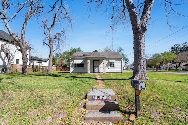 1017 Canadian St, Houston, TX 77009 - view of front facade featuring a front lawn and fence